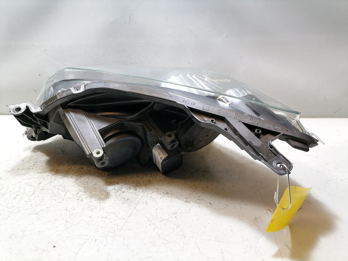 Opel Astra H Scheinwerfer vorn rechts Halogen Schwarzer Hintergrund Bj.2009